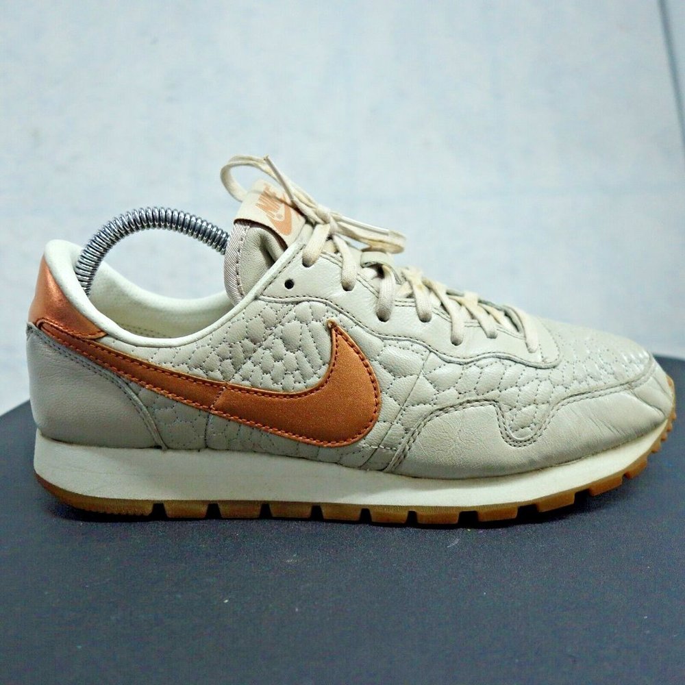 Nike Pegasus 83 Womens 9  Premium Quilted - String / Metallic Bronze